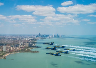 「アメリカストロング」 米海軍、医療従事者らに感謝のアクロバット飛行