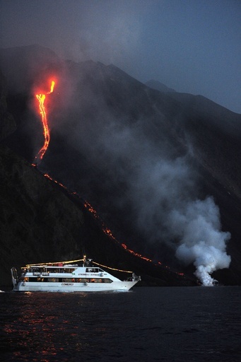 欧州有数の活火山、伊ストロンボリ火山から流れ出る溶岩