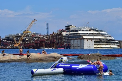 伊座礁船コスタ・コンコルディア、浮上えい航計画