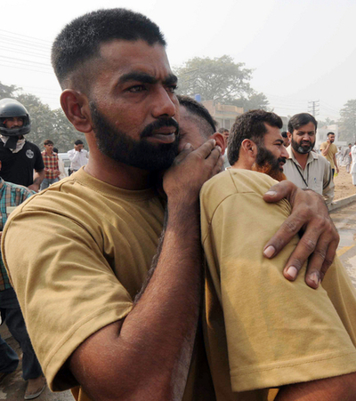 ペシャワルでも政府官舎に自動車爆弾、1人死亡 パキスタン
