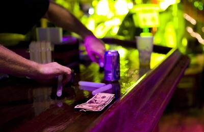 オーストラリアのパブ、下着脱いだ女性にドリンクサービス