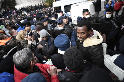 仏パリで野宿する移民3000人超をバス移送、野営地撤去へ
