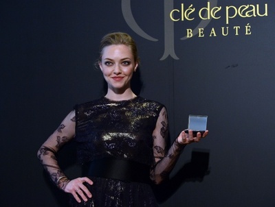 アマンダ・セイフライド、「クレ・ド・ポー　ボーテ」新製品発表会に登場