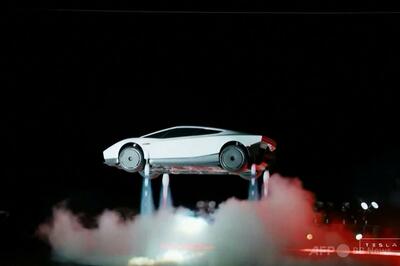 テスラ新型車「空飛ぶ」ロードスター公開、空中で一回転