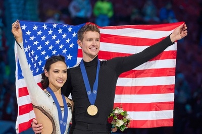 チョーク/ベイツ組が世界フィギュア連覇、無敗でシーズン終える