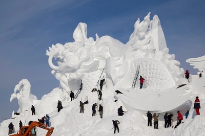 全長80mの巨大雪像づくり、スキーフェス控え 中国・長春