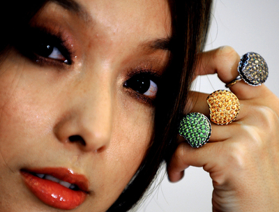 マカロンをモチーフにした「ブシュロン」新作ジュエリー、台湾で発表