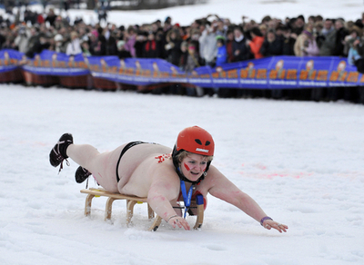 寒そう！ヌードで「そり大会」、ドイツ