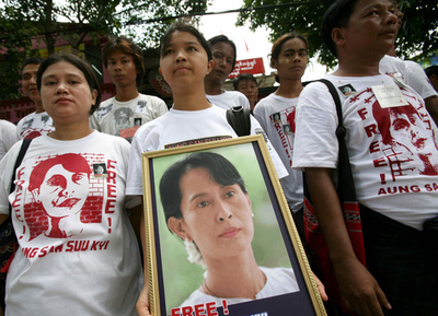 スーチーさんの自宅軟禁延長を英外相が非難