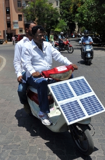 太陽光で走る自家製ソーラー・スクーター、インド