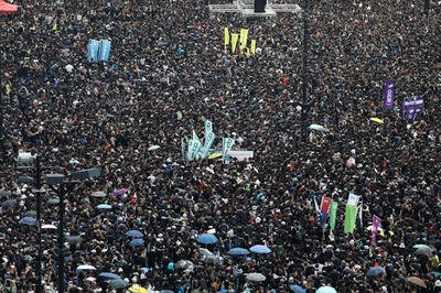 香港で新たな大規模デモ、15日夜には抗議活動中の男性1人死亡
