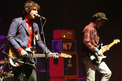 ロンドンでザ・ホロウェイズらがパフォーマンス