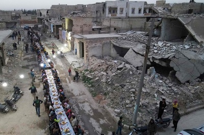 廃虚でラマダン日没後の食事 シリア