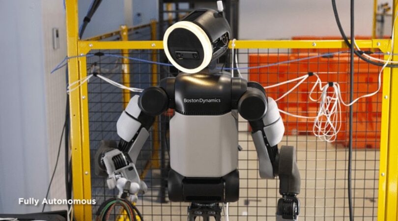 ボストン・ダイナミクスの人型ロボット「アトラス」が4本指の新型ロボットハンドを使う様子＝ボストン・ダイナミクス提供 (c)KOREA WAVE