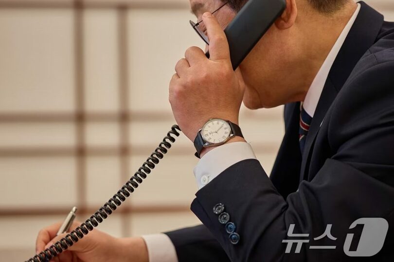 6月9日、大統領執務室で石破茂首相と電話で会談するイ・ジェミョン(李在明)大統領。写真はイ・ジェミョン大統領が着用している「OST 月光庭園」モデルの腕時計=大統領室提供(c)news1