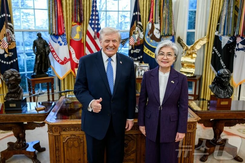 トランプ大統領とカン・ギョンファ（康京和）駐米大使＝韓国大使館提供(c)news1