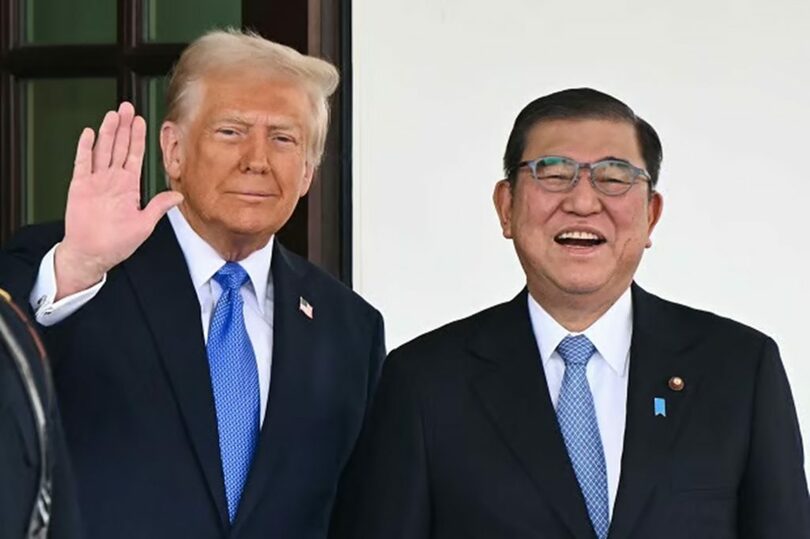首脳会談前に笑顔を見せる石破茂首相（右）とトランプ米大統領(c)AP/NEWSIS