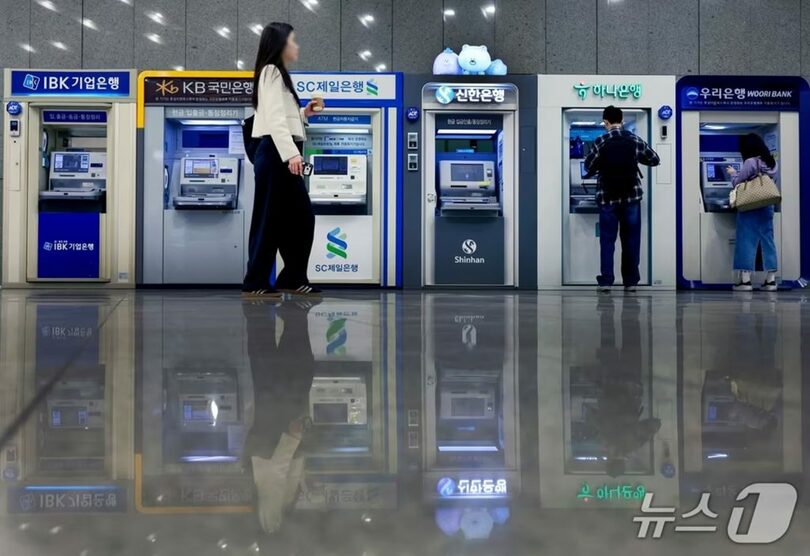 金融機関へのハッキング事件を巡り警察が捜査に着手した6日、ソウル市内に設置された市中銀行のATM(c)news1
