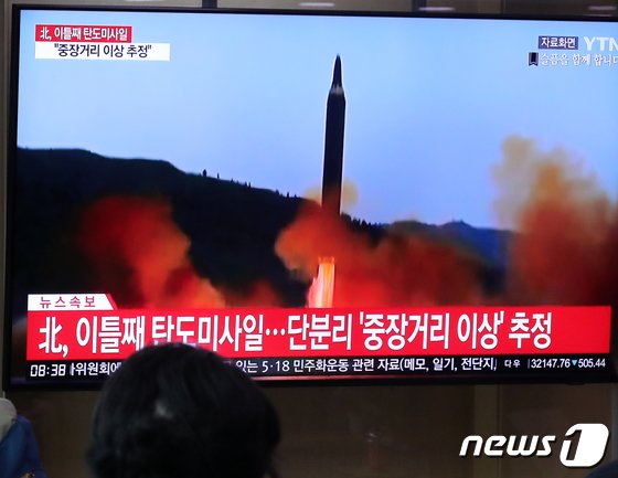 ソウル駅の待合室で北朝鮮の弾道ミサイル発射関連ニュースをみる市民(c)news1
