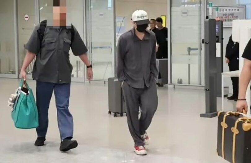 専用パジャマを着用し、仁川国際空港に姿を現した歌手G-DRAGON＝大韓航空インスタグラム(c)MONEYTODAY