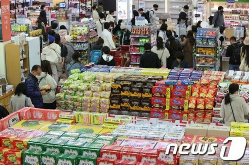 ソウルのある大型マートで買い物をする市民ら(c)news1