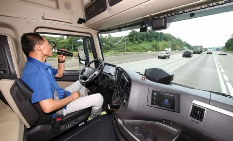 レベル3の自動運転技術が搭載されたエクシエントトラックの車内で飲み物を口にする運転手＝現代自動車(c)KOREA WAVE