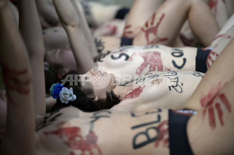 女性権利団体FEMEN、エジプト大使館前でトップレス抗議