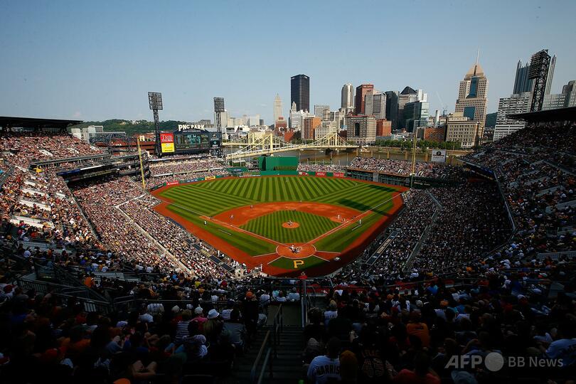ファンが外野スタンドから落下、病院搬送 MLBパイレーツ戦