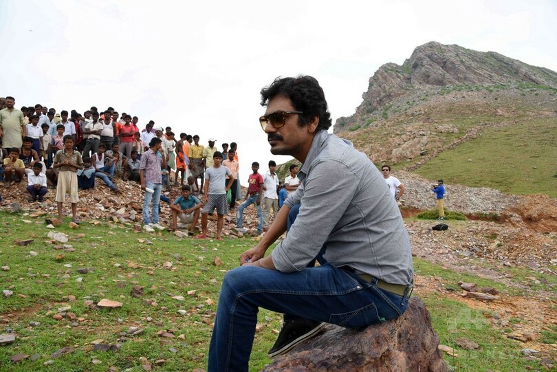 亡妻思い22年間、山を掘り続けた男性の実話を映画化 インド