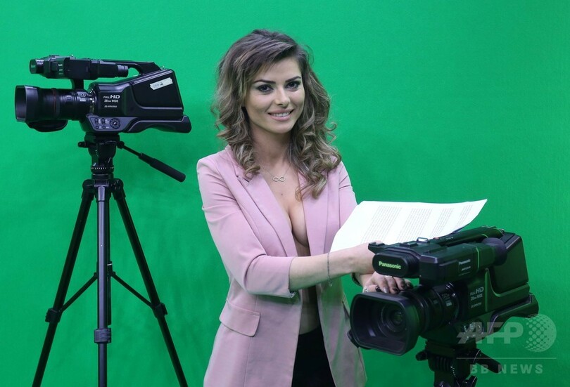 裸にジャケット、キャスターも一肌脱いで視聴者獲得 アルバニア