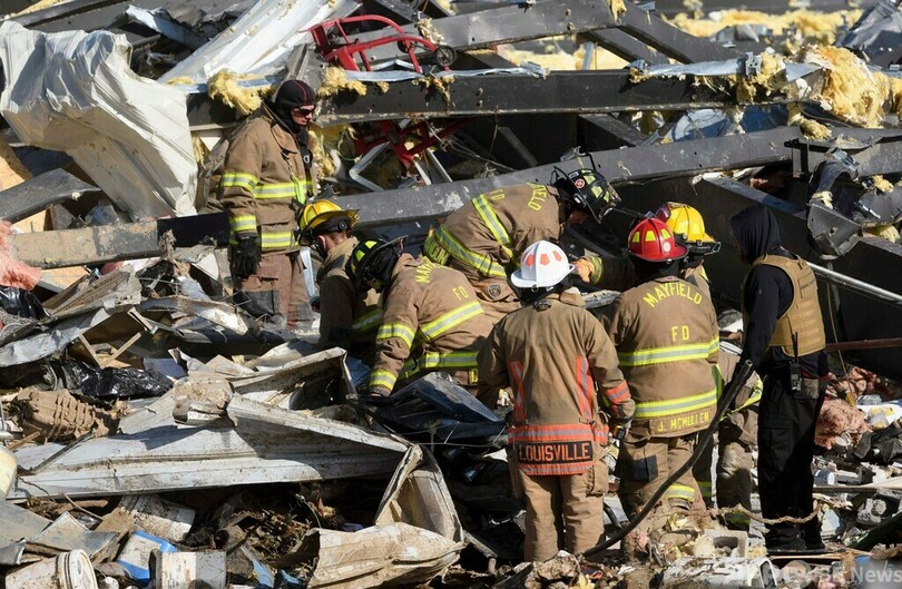 米5州で大規模な竜巻、死者100人超か