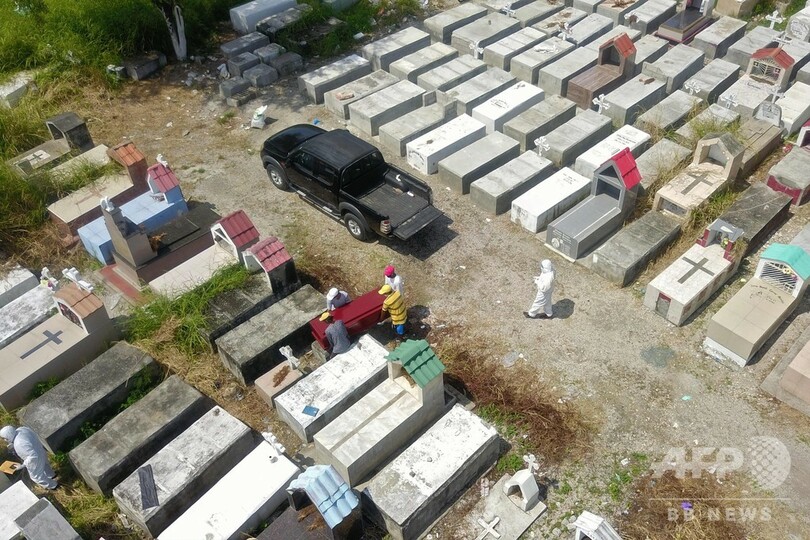 エクアドル当局、家々から800体近い遺体収容 新型コロナ流行地で
