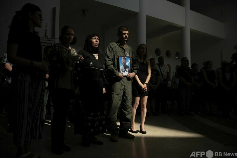 「キーウの幽霊」葬儀に多数参列 ウクライナ空軍のエース