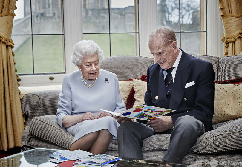 エリザベス英女王とフィリップ殿下、結婚73周年 写真2枚 国際ニュース 
