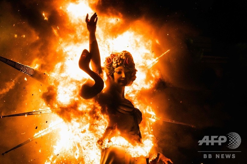 燃え上がる風刺像 伝統のサン フアン祭り スペイン 写真18枚 国際ニュース Afpbb News