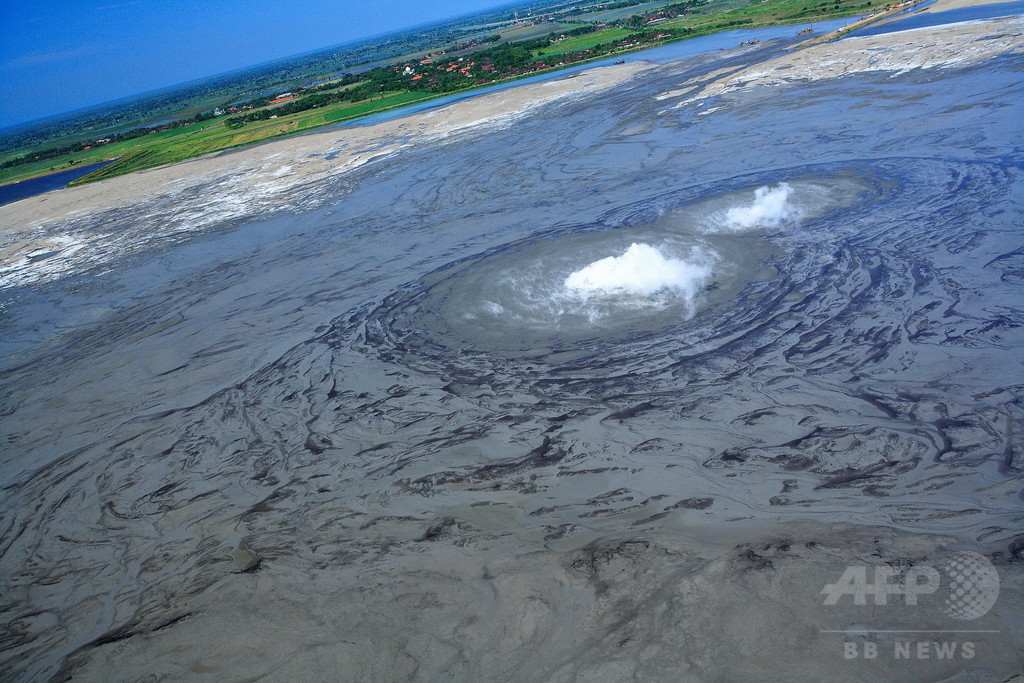 ジャワ島「泥火山」の噴出、地震でなく掘削が原因か 論文 ジャワ島「泥火山」の噴出、地震でなく掘削が原因か 論文