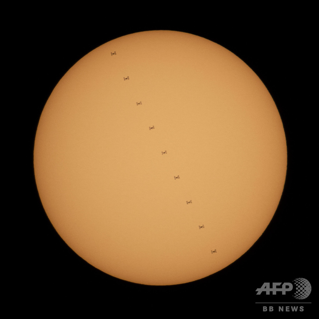 太陽の前を横切る国際宇宙ステーション、NASA公開 太陽の前を横切る国際宇宙ステーション、NASA公開