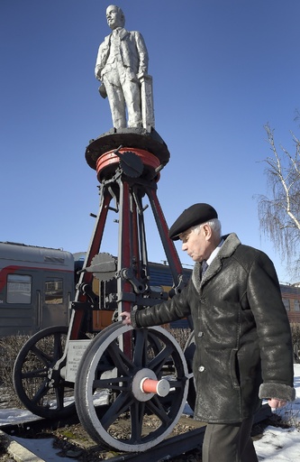 鉄道で革命思想を輸送？車輪付きレーニン像 モスクワ 写真3枚 国際