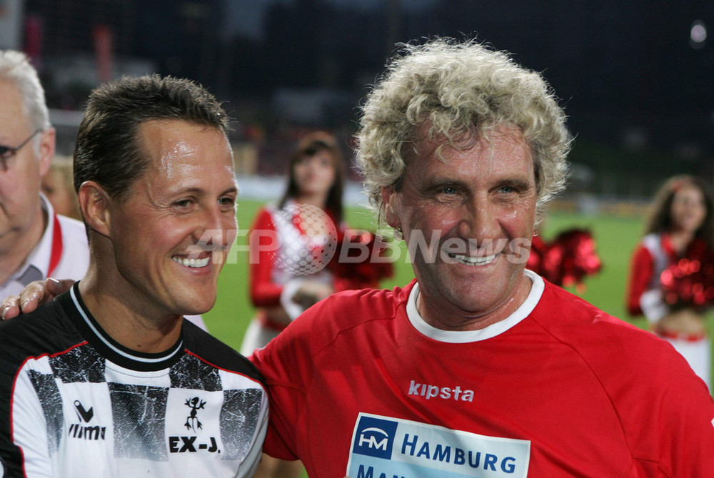 シューマッハ氏 ベルギーGP開幕前のサッカー・イベントに参加 写真3枚 国際ニュース:AFPBB News