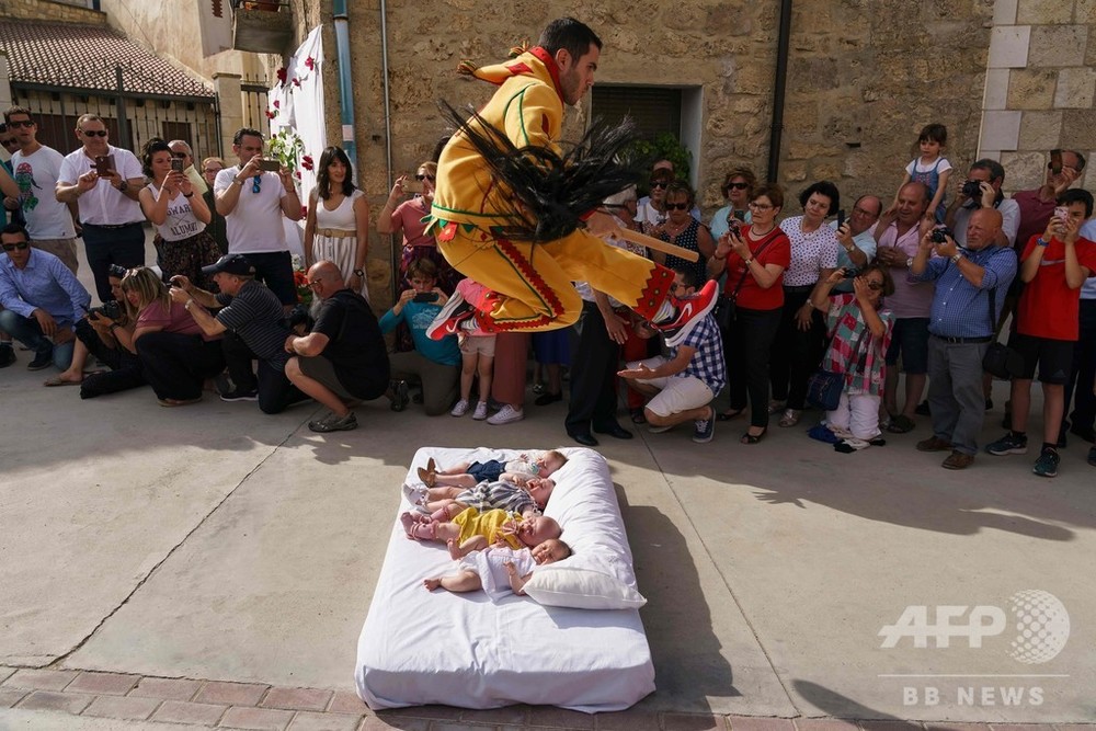 赤ちゃんたち 頭上の悪魔に気を付けて スペインの伝統行事 写真22枚 国際ニュース Afpbb News