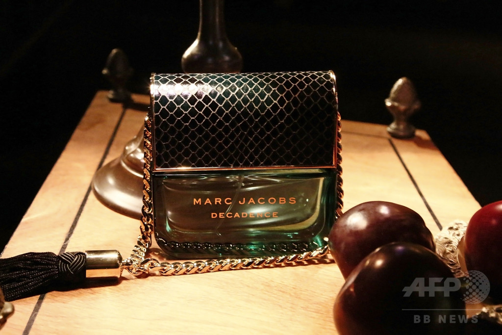 「マーク ジェイコブス」新作フレグランス発表へ