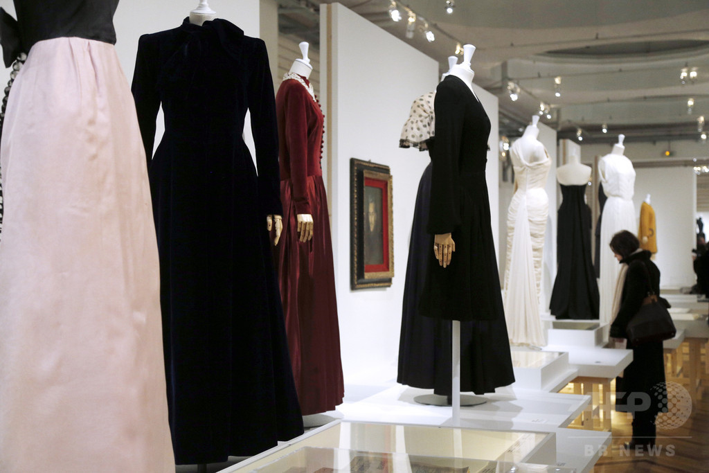ケンゾーやイッセイ ミヤケの作品も、仏パリで「ファッション・ミックス」展