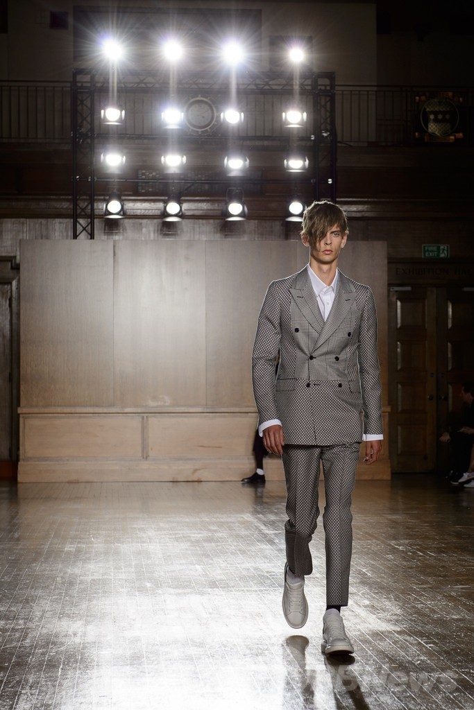 流れるような曲線のグラフィック、「アレキサンダー・マックイーン」15年春夏メンズ