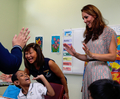 仏セレブ情報誌「クローザー（Closer）」が、英国のキャサリン妃（Catherine, Duchess of Cambridge）のトップレス写真を14日に発売する最新号で掲載すると発表した。前週にウィリアム王子（Prince William）夫妻が休暇でフランスを訪れた際に撮影されたものとみられ、同誌ウェブサイトによれば「ゲストハウスのテラスでトップレスでくつろぐキャサリン妃」が写っている複数枚の写真を掲載するという。

英王室はつい先日、ウィリアム王子の弟のヘンリー王子（Prince Harry）の全裸写真が暴露されるスキャンダルに見舞われたばかり。現在、アジア太平洋諸国を歴訪中のウィリアム王子夫妻は、ただちに「悲しみに包まれている」との声明を発表した。

写真は、シンガポールの特別支援学校を訪れ、アートセラピーのクラスで子どもと挨拶を交わすキャサリン妃（2012年9月12日撮影）。(c)AFP/Tim Chong