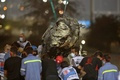 20F1第15戦バーレーンGP決勝。クラッシュ後に撤去されるハースのロマン・グロージャンのマシンの残骸（2020年11月29日撮影）。(c)TOLGA BOZOGLU / POOL/ AFP