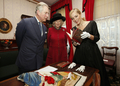 英ロンドン市内のチャールズ・ディケンズ博物館（Charles Dickens Museum）で、チャールズ皇太子（Prince Charles）夫妻にディケンズの初版本を見せる米女優ジリアン・アンダーソン（Gillian Anderson）さん（2012年2月7日撮影）。(c)AFP/ANDREW WINNING