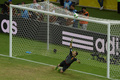 サッカーコンフェデレーションズカップ2013（Confederations Cup 2013）は27日、フォルタレーザ（Fortaleza）で準決勝が行われ、スペインが7-6でイタリアとのPK戦を制し、ブラジルとの決勝に進出した。

イタリアのレオナルド・ボヌッチ（Leonardo Bonucci）のPKに反応するスペインのGKイケル・カシージャス（Iker Casillas、2013年6月27日撮影）。(c)AFP/YASUYOSHI CHIBA