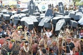 ブラジルの首都ブラジリアで、作り物のひつぎを持って権利の拡大を求めるデモに参加する先住民（2017年4月25日撮影）。(c)AFP/EVARISTO SA