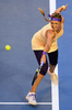 全豪オープンテニス（Australian Open Tennis Tournament 2013）は26日、女子シングルス決勝が行われ、大会第1シードのビクトリア・アザレンカ（Victoria Azarenka、ベラルーシ）が4-6、6-4、6-3で第6シードの李娜（Na Li、ナ・リー、中国）を下し、2連覇を飾った。

リターンを打つビクトリア・アザレンカ（2013年1月26日撮影）。(c)AFP/WILLIAM WEST