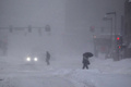 暴風雪に見舞われた米マサチューセッツ州ボストン市内を歩く人々（2015年2月15日撮影）。(c)AFP/Getty Images/Scott Eisen
